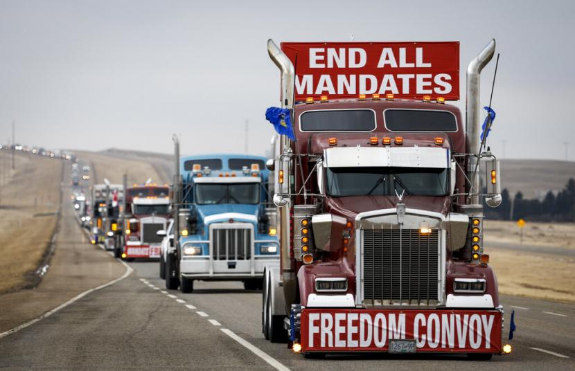 Sejumlah truk meninggalkan jalur bebas hambatan di perbatasan Kanada-AS, Selasa (15/2/2022). Polisi Kanada Tangkap 70 Orang dalam Protes Pengemudi Truk
