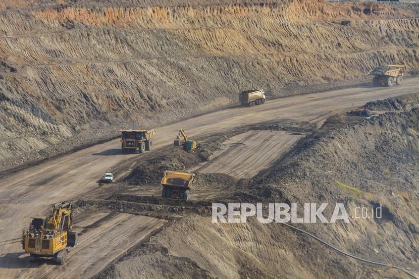 Sejumlah truk pengangkut batu bara melintasi jalan tambang batu bara di Kecamatan Salam Babaris, Kabupaten Tapin, Kalimantan Selatan.