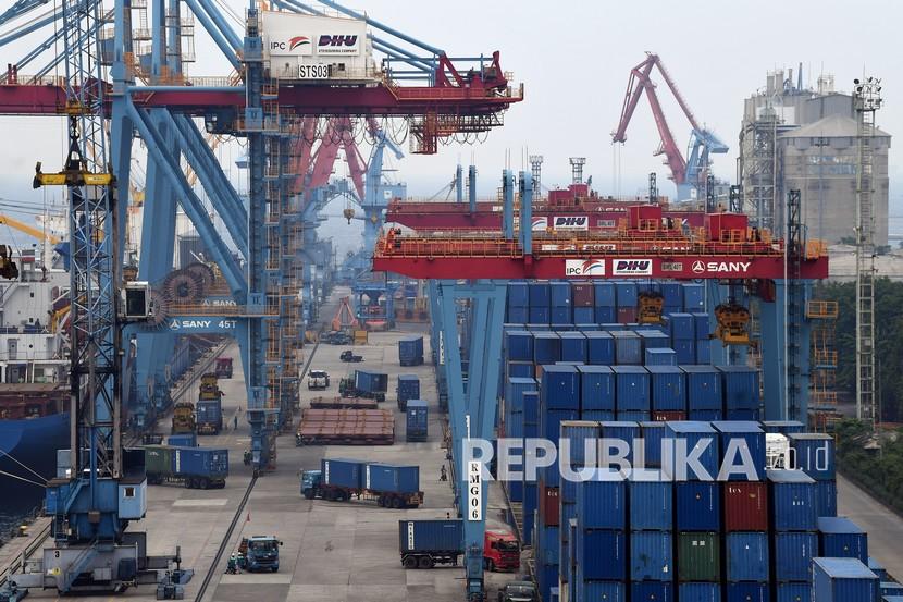 Sejumlah truk pengangkut peti kemas melintas di Pelabuhan Tanjung Priok, Jakarta Utara. Badan Pusat Statistik (BPS) mencatat surplus dagang Indonesia sepanjang tahun 2021 tembus mencapai 35,54 miliar dolar AS. Capaian itu merupakan yang tertinggi dalam lima tahun terakhir.