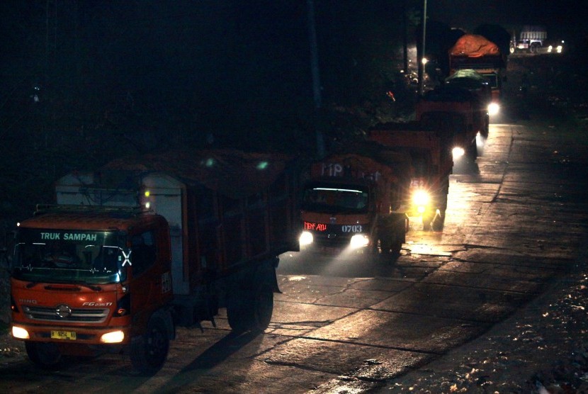 Sejumlah truk sampah DKI Jakarta antre memasuki Tempat Pengolahan Sampah Terpadu (TPST) Bantar Gebang, Bekasi, Jawa Barat, Jumat (6/11) dini hari.