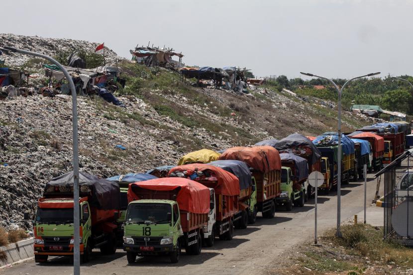 Sejumlah truk sampah terparkir di area Tempat Pembuangan Akhir (TPA) Sampah di Jabon, Sidoarjo, Jawa Timur, Kamis (28/10/2021). Kondisi TPA Jabon sudah melebihi batas ketentuan daya tampung atau overload, dengan produksi sampah mencapai 500 ton per hari.