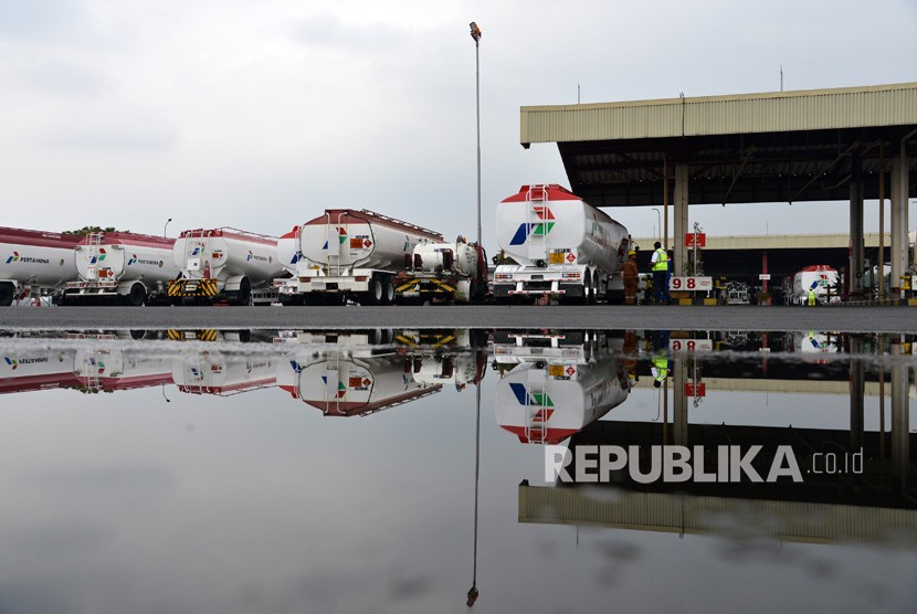 Sejumlah truk tanki pengangkut BBM antre mengisi Avtur di Depot Pengisian Pesawat Udara (DPPU) Bandara Internasional Juanda, Sidoarjo, Jawa Timur, Kamis (4/7/2019). 