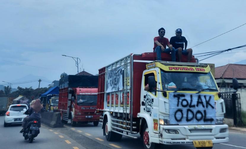 Sejumlah truk yang akan menggelar aksi protes atas kebijakan penindakan truk Over Dimension Over Load (ODOL) tampak memadati jalur arah Semarang, di ruas Jalan Gatot Subroto, di kawasan Taman Unyil, Ungaran, Kabupaten Semarang.