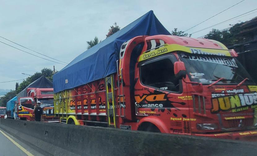 Sejumlah truk yang akan menggelar aksi protes atas kebijakan penindakan truk Over Dimension Over Load (ODOL) tampak memadati jalur arah Semarang, di ruas Jalan Gatot Subroto, di kawasan Taman Unyil, Ungaran, Kabupaten Semarang.