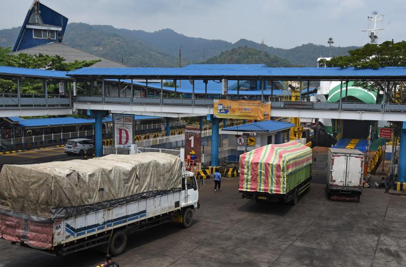 Sejumlah truk yang akan menyeberang ke Pulau Sumatera antre saat akan memasuki kapal ferry di Dermaga I Pelabuhan Merak, Banten, Senin (14/9/2020). PT ASDP Cabang Merak memperketat penerapan protokol kesehatan dengan mewajibkan semua orang yang beraktifitas mengenakan masker, menjaga jarak dan mencuci tangan guna mewujudkan arus penyeberangan orang dan barang yang bebas dari penularan COVID-19.