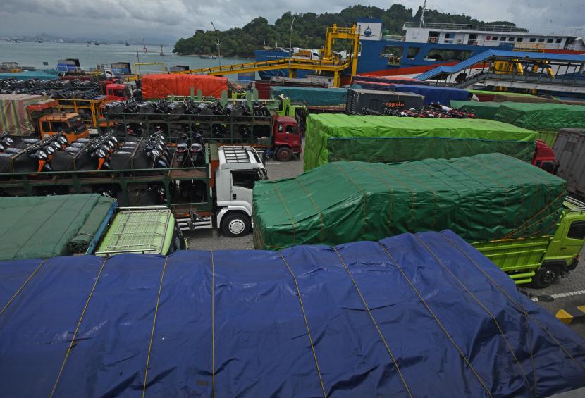 Sejumlah truk yang akan menyeberang ke Pulau Sumatera memadati area Dermaga III, Pelabuhan Merak, Cilegon, Banten. ilustrasi