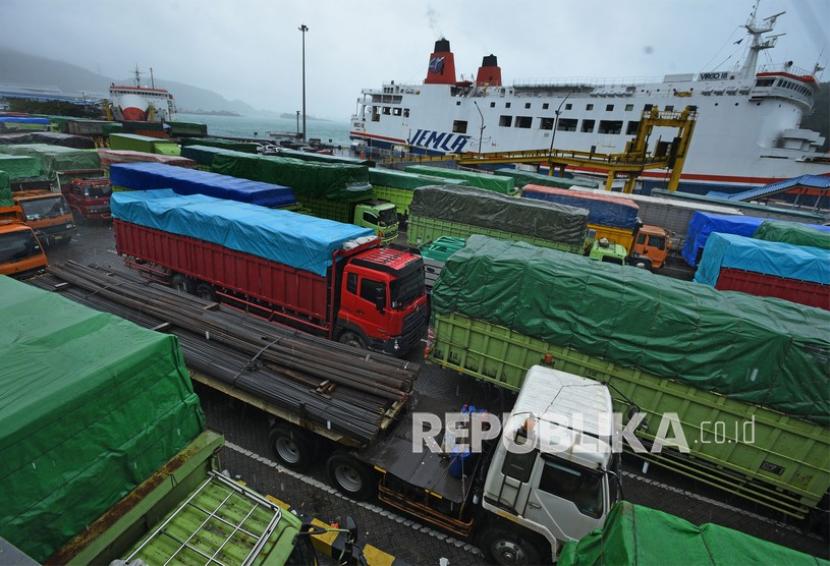 Sejumlah truk yang akan menyeberang ke Sumatera antre di Dermaga IV Pelabuhan Merak, Banten, Kamis (24/12). Kapal angkutan sungai, danau, dan penyebrangan dilarang beroperasi selama masa pelarangan mudik Lebaran Idul Fitri 2021 pada 6-17 Mei 2021.