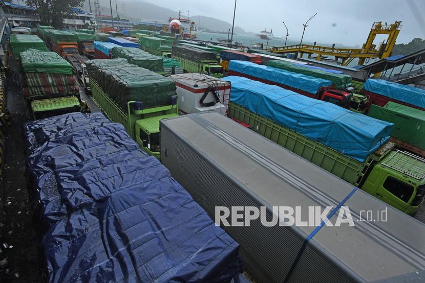 [Ilustrasi] Sejumlah truk yang akan menyeberang ke Sumatera antre di Dermaga III Pelabuhan Merak, Banten.