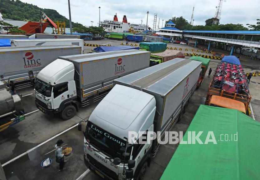 Sejumlah truk yang akan menyeberang ke Sumatera antre masuk ke kapal ferry di Pelabuhan Merak, Banten.