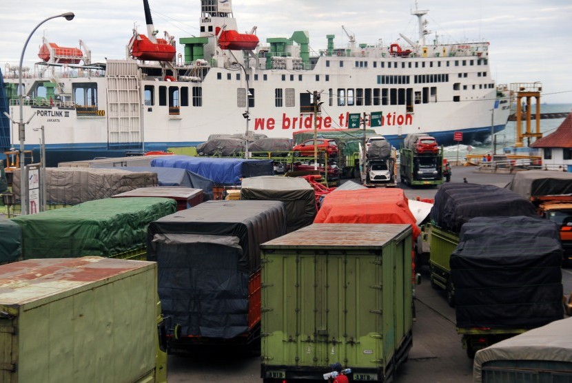 Sejumlah truk yang akan menyeberang ke Sumatera antre menunggu kedatangan kapal roro di Pelabuhan Merak, Banten. (Ilustrasi)