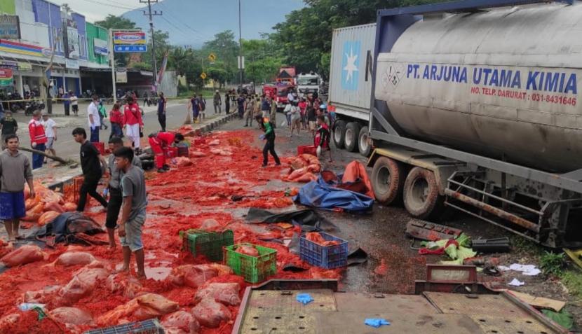 Sejumlah truk yang terlibat kecelakaan lalu lintas di simpang Aulia, jalur lingkar Salatiga (JLS), Kota Salatiga, Jawa Tengah saat belum dievakuasi, Senin (3/1). Kecelakaan yang merenggut nyawa seorang pengendara motor ini diduga dipicu rem blong.