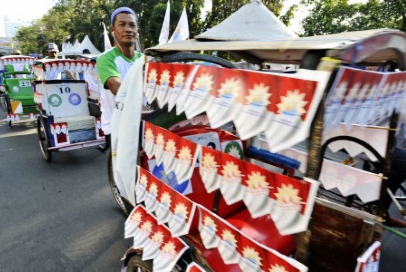 Sejumlah tukang becak mengikuti Karnaval Muktamar Muhammadiyah di Makassar, Sulawesi Selatan, Sabtu (1/8). Ribuan peserta mengikuti karnaval dalam rangka menyambut Muktamar ke-47 Muhammadiyah dan Muktamar Satu Abad Aisyiyah yang berlangsung 3-7 Agustus 201