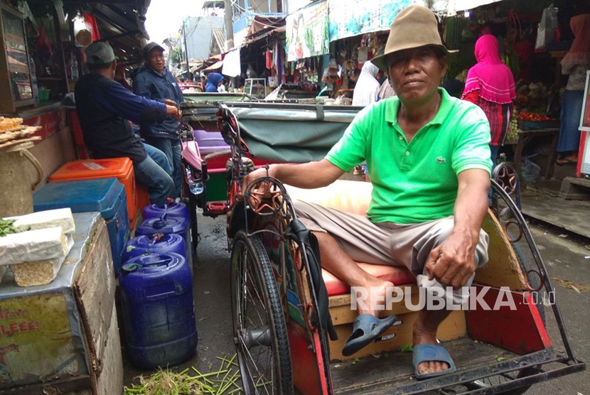 Sejumlah tukang becak yang tengah menunggu penumpang di daerah Pasar Bahari, Jakarta Utara, Kamis (18/1).