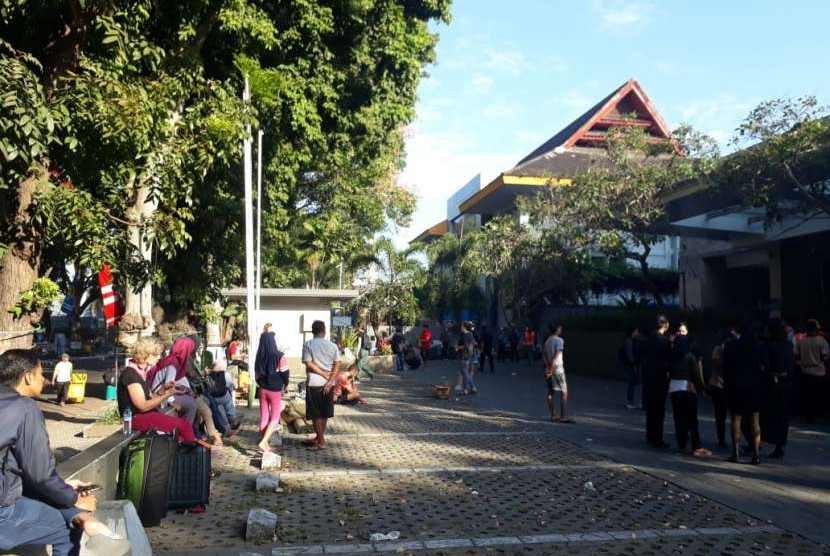 Sejumlah turis asing berada di luar Hotel Santika, Mataram yang rusak akibat gempa.