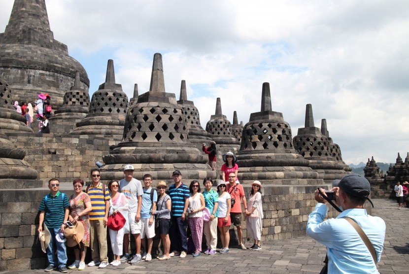Sejumlah turis asing berfoto bersama saat mengunjungi Candi Borobudur di Magelang, Jawa Tengah.