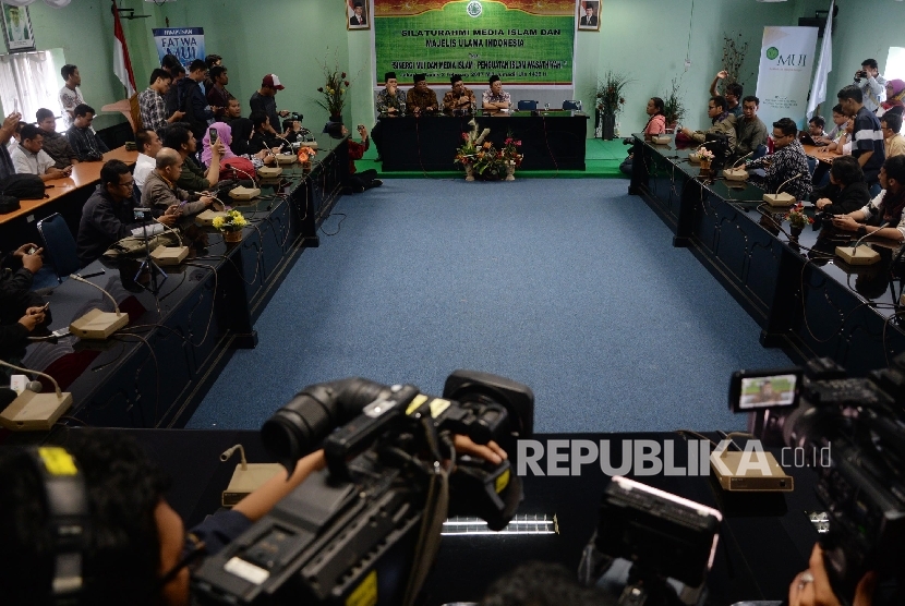 Sejumlah ulama dari MUI memberikan pernyataan dalam konperensi pers terkait proses persidangan dengan terdakwa Basuki Tjahja Purnama di Kantor MUI, Proklamasi, Jakarta Pusat, Kamis (2/2).