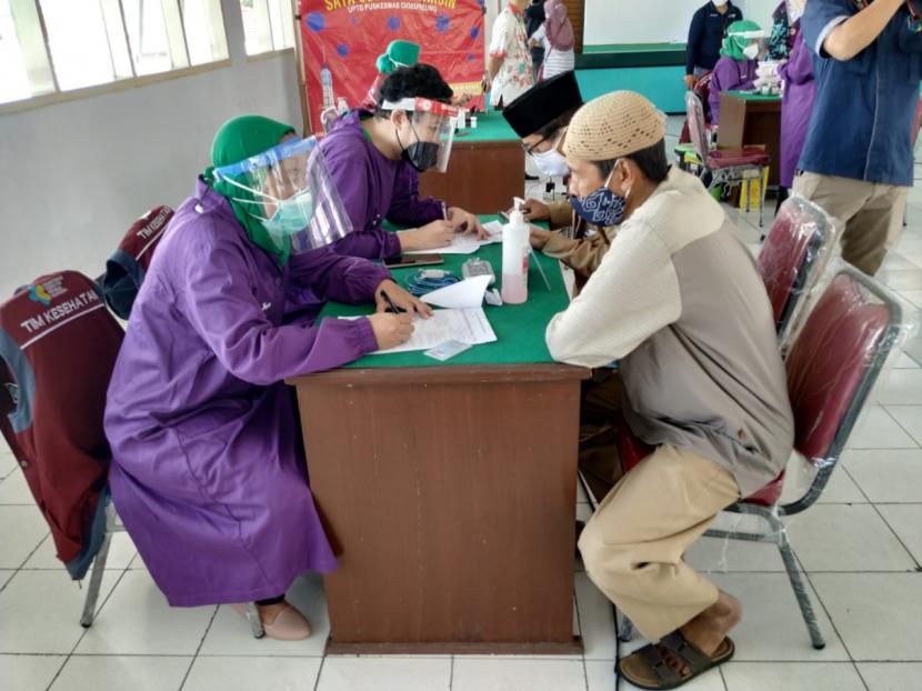 Sejumlah ulama menjalani vaksinasi di Gedung Dakwah Kota Tasikmalaya, Kamis (18/3).