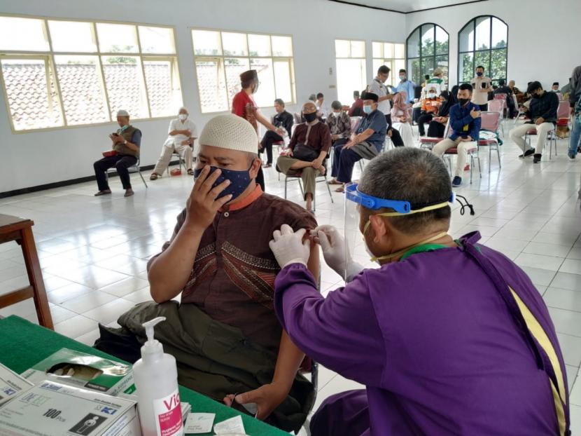 Sejumlah ulama menjalani vaksinasi di Gedung Dakwah Kota Tasikmalaya, Kamis (18/3).