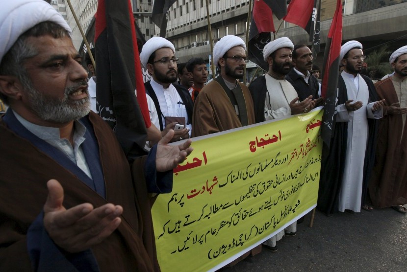 Sejumlah ulama Syiah berunjuk rasa memprotes eksekusi yang dilakukan Arab Saudi terhadap sejumlah orang, salah satunya ulama Syiah, di Karachi, Sabtu (2/1).