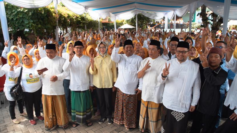 Sejumlah ulama yang tergabung dalam Tharekat Ulama Nusantara Tangerang Selatan (Tuntas) mendeklarasikan dukungan pada pasangan Prabowo-Gibran dalam Pilpres mendatang, Ahad (4/2) di Pamulang. Tampak mantan walikota Tangsel Airin Rachmi, juga walikota Tangsel Benyamin Davnie. 