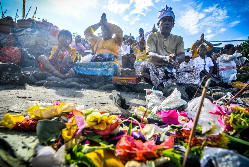 Sejumlah umat Hindu berdoa ketika melaksanakan ritual upacara Melasti di Torue, Parigi Moutong, Sulawesi Utara, Senin (7/3).