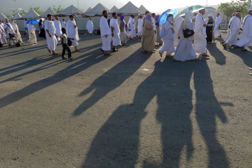 Sejumlah umat Islam berjalan menuju Padang Arafah, Arab Saudi. 