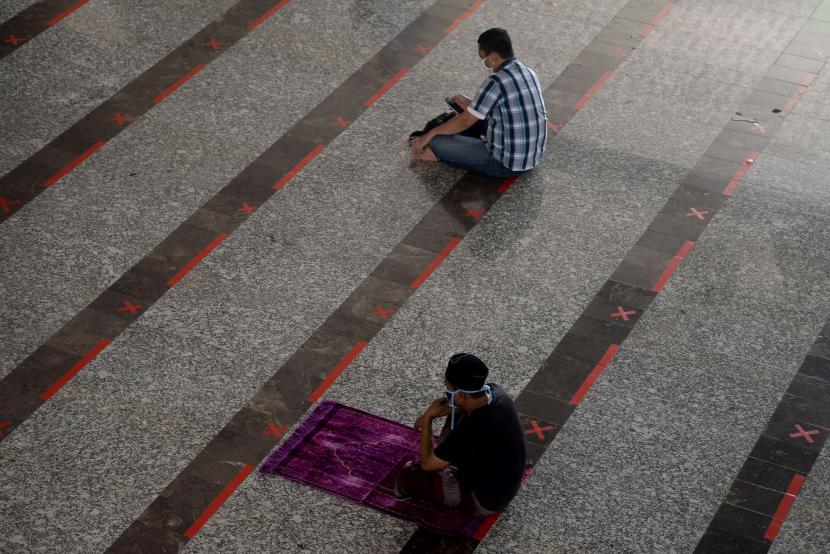 Sejumlah umat Islam bersiap menunaikan sholat Jumat berjamaah dengan menerapkan jaga jarak di Masjid At-Tin, Jakarta.