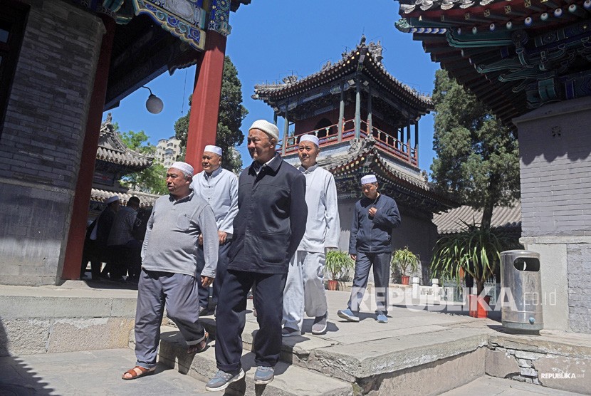 New Normal di Beijing: Masjid Buka, Pasar Tutup. Sejumlah umat Islam Cina saling bercengkrama di halaman Masjid Niujie di Beijing, China. 