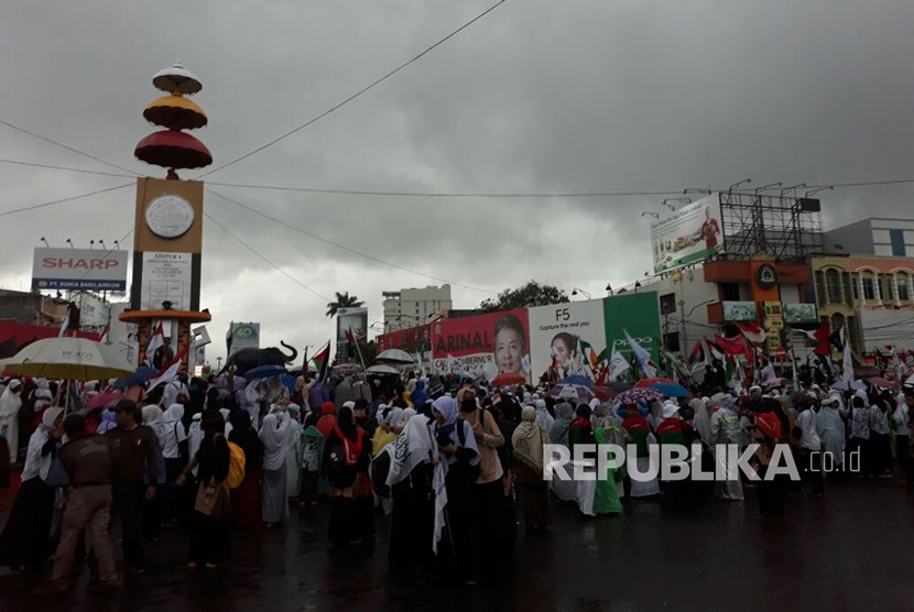 Sejumlah umat Islam dari berbagai elemen dan organisasi keagamaan menggelar aksi damai di Bundaran Tugu Adipura Kota Bandar Lampung, Selasa (12/12) petang. Aksi massa menolak pernyataan Presiden Amerika Serikat terhadap Palestina tersebut membawa berkah karena hujan mengguyur kota tersebut. 