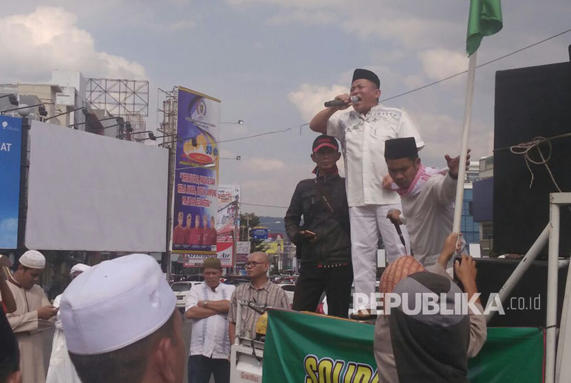 Sejumlah umat Islam dari berbagai perwakilan  organisasi keislaman di Lampung beraksi damai di Bundaran Tugu Adipura, pusat Kota Bandar Lampung, Jumat (24/3) petang.