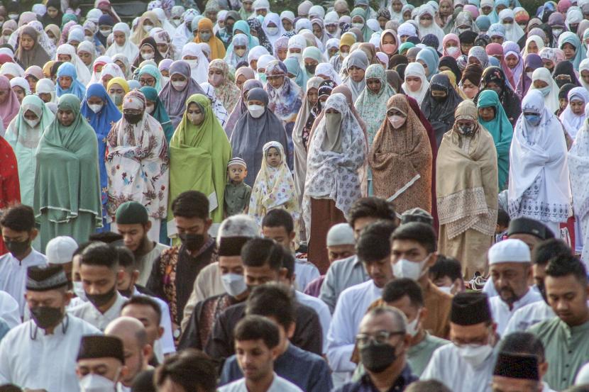 Sejumlah umat Islam melaksanakan ibadah sholat Idul Fitri 1443 H di Lapangan Sempur, Kota Bogor, Jawa Barat, Selasa (2/5/2022).