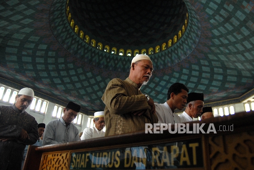 Sejumlah umat islam melaksanakan shalat di Masjid Al-Akbar Surabaya, Jawa Timur.