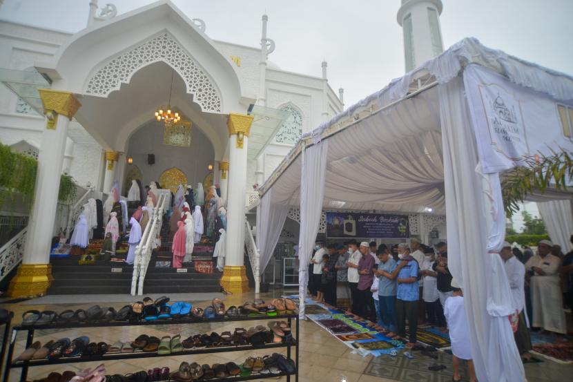 Sejumlah Umat Islam melaksanakan shalat Idul Fitri 1443 Hijriah di ikon wisata halal Masjid Al-Hakim, Padang, Sumatera Barat, Senin (2/5/2022). Shalat Idul Fitri di Padang yang mulanya dipusatkan pemerintah daerah di lapangan terbuka, namun dipindahkan karena cuaca hujan sehingga membuat masjid-masjid penuh.