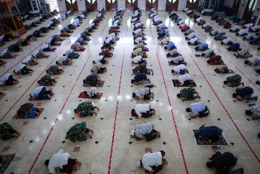 Kriteria Menjadi Imam Sholat Berjamaah. Foto:  Sejumlah umat Islam melaksanakan shalat Jumat berjamaah dengan menerapkan jaga jarak fisik di Masjid Al Amjad, Tigaraksa, Kabupaten Tangerang, Banten, Jumat (5/6/2020). 