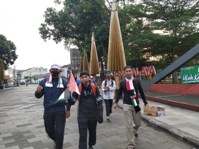 Sejumlah umat Islam melakukan aksi long march dari Masjid Agung Kota Tasikmalaya menuju Gunung Galunggung Kabupaten Tasikmalaya, Rabu (19/5). Aksi itu dilakukan sebagai bentuk dukungan untuk Palestina.