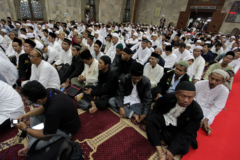  Sejumlah umat Islam melakukan doa bersama di Masjid Sunda Kelapa, Jakarta, Ahad (19/10). (Antara/Muhammad Adimaja)