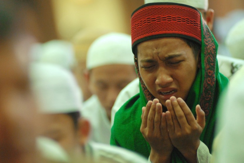 Sejumlah umat Islam memanjatkan doa saat zikir nasional di Masjid At Tin, Jakarta.