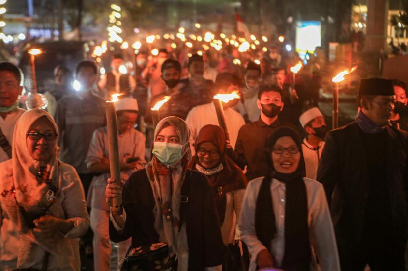 Sejumlah umat Islam mengikuti pawai obor di Ciledug, Kota Tangerang, Banten, Jumat (7/10/2022). Pawai yang diikuti ratusan warga tersebut dalam rangka memperingati Maulid Nabi Muhammad SAW. 