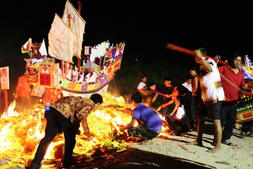 Sejumlah umat Kong Hu Cu melakukan ritual Bakar Tongkang di Sungai Bakau, Sinaboi, Rokan Hilir, Riau, Minggu (26/5) malam