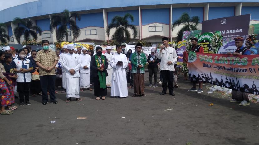 Sejumlah umat lintas agama melaksanakan doa bersama di Halaman Stadion Kanjuruhan, Kepanjen, Kabupaten Malang, Jumat (7/10/2022). Kegiatan ini bertujuan untuk mendoakan para korban tragedi Kanjuruhan. 