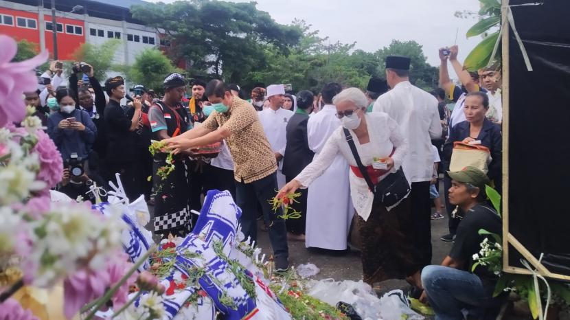 Sejumlah umat lintas agama melaksanakan doa bersama di Halaman Stadion Kanjuruhan, Kepanjen, Kabupaten Malang, Jumat (7/10/2022). Kegiatan ini bertujuan untuk mendoakan para korban tragedi Kanjuruhan. 