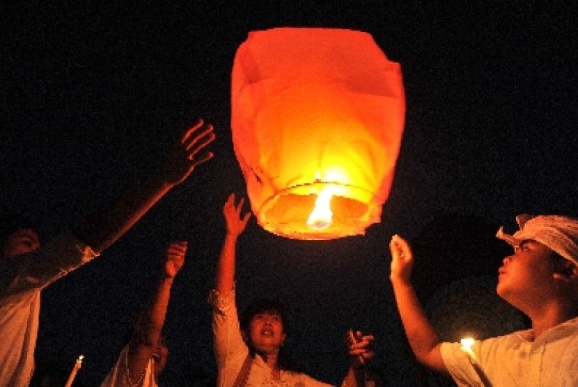 Sejumlah umat melepaskan lampion ke udara saat memperingati Hari Perdamaian Dunia 2015 di Taman Gong Perdamaian Dunia, Denpasar, Senin (21/9).