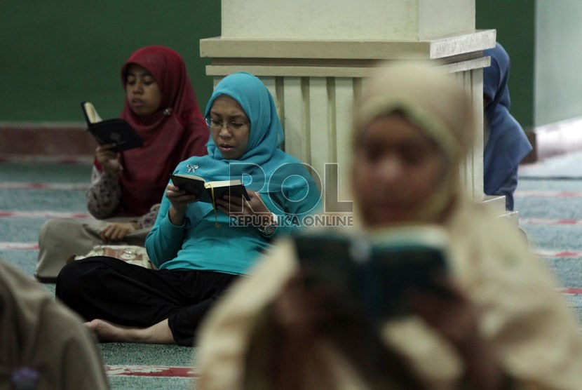 Sejumlah umat Muslim belajar tahsin Alquran, di Masjid Agung Al Azhar, Jakarta Selatan, Rabu (10/7).   (Republika/Adhi Wicaksono)