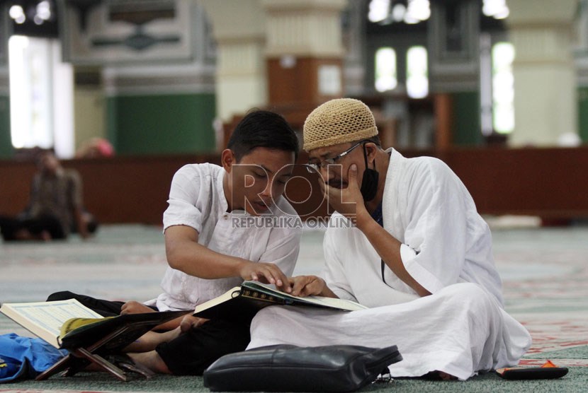  Sejumlah umat Muslim belajar tahsin Alquran, di Masjid Agung Al Azhar, Jakarta Selatan, Rabu (10/7).   (Republika/Adhi Wicaksono)