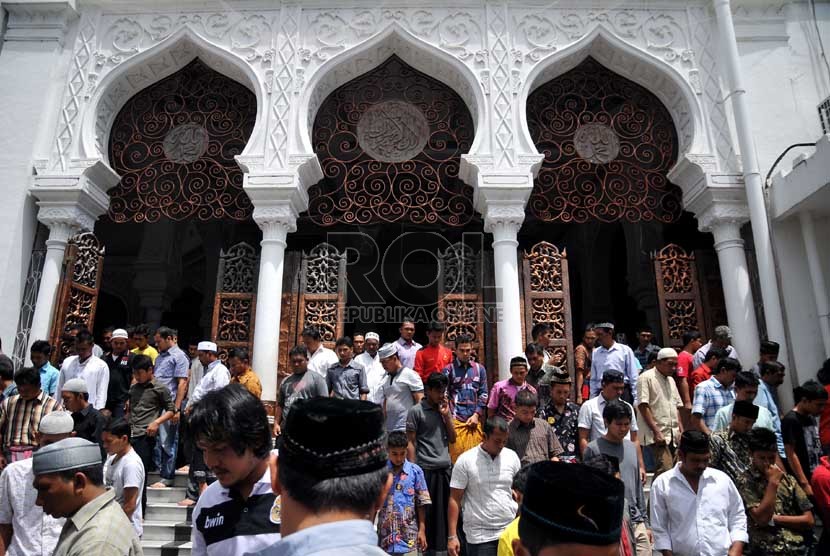 Sejumlah umat muslim berjalan usai menuaikan shalat Jumat di Masjid Raya Baiturrahman, Banda Aceh.
