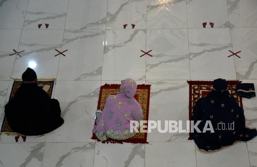 Sejumlah umat muslim bersiap melaksanakan shalat Tarawih berjamaah di Masjid Agung Syekh Yusuf, Kabupaten Gowa, Sulawesi Selatan, Senin (12/4/2021). Umat muslim melaksanakan ibadah shalat tarawih yang pertama memasuki Ramadhan 1442 Hijriah dengan menerapkan protokol kesehatan. 