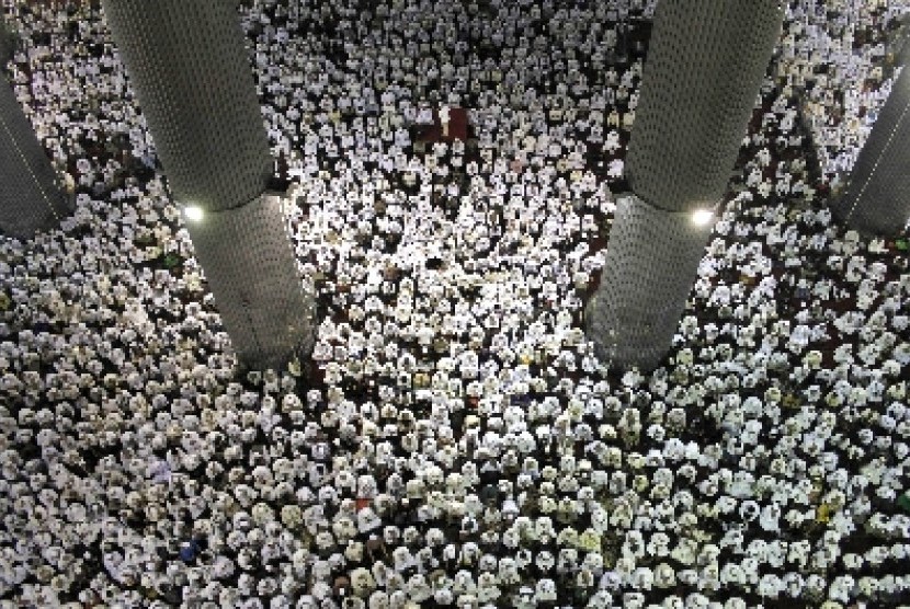 Sejumlah umat Muslim dan Muslimat berdoa dan berzikir bersama di Masjid Istiqlal, Jakarta.