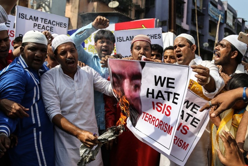 Sejumlah umat Muslim India membakar poster pimpinan ISIS sekaligus membakar slogan ISIS, sebagai bentuk kemarahan atas teror di Paris.