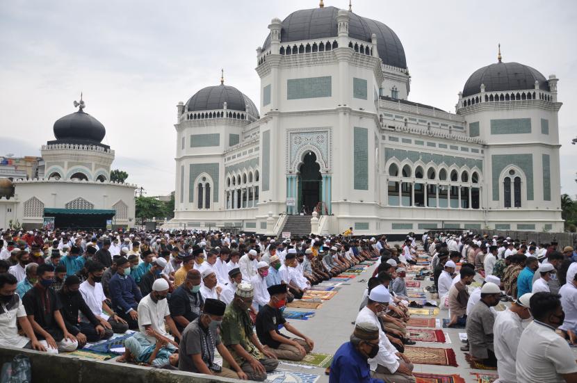 Sejumlah umat muslim melaksanakan shalat Idul Fitri di Masjid Raya Al Mashun Medan, Sumatra Utara, Ahad (24/5).