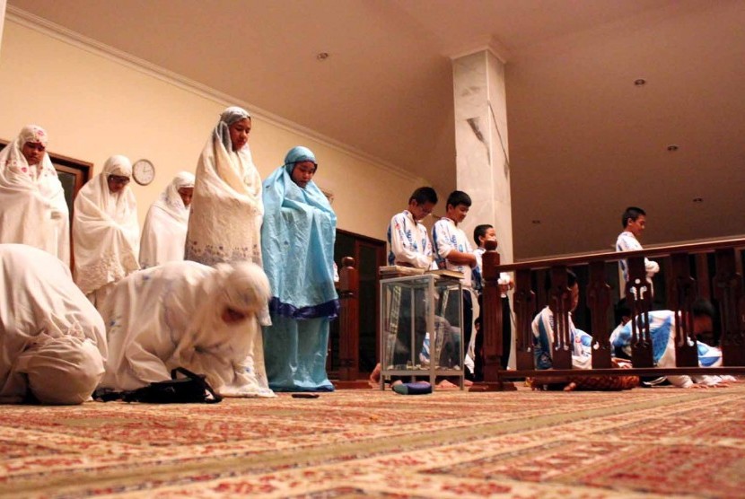 Sejumlah umat Muslim melaksanakan shalat malam (tahajjud).